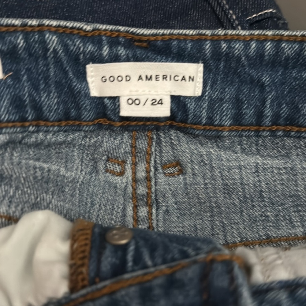 Good American Bombshell Shorts Distressed - Picture 5 of 6